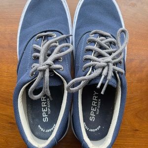 Men’s size 9 blue sperry sneakers.